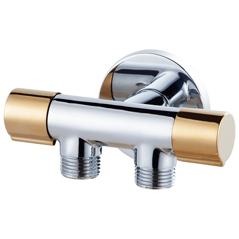 Une vanne d'angle de douche en laiton sur deux